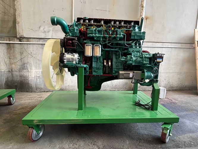 解放CTM131型高机动运输车发动机模型